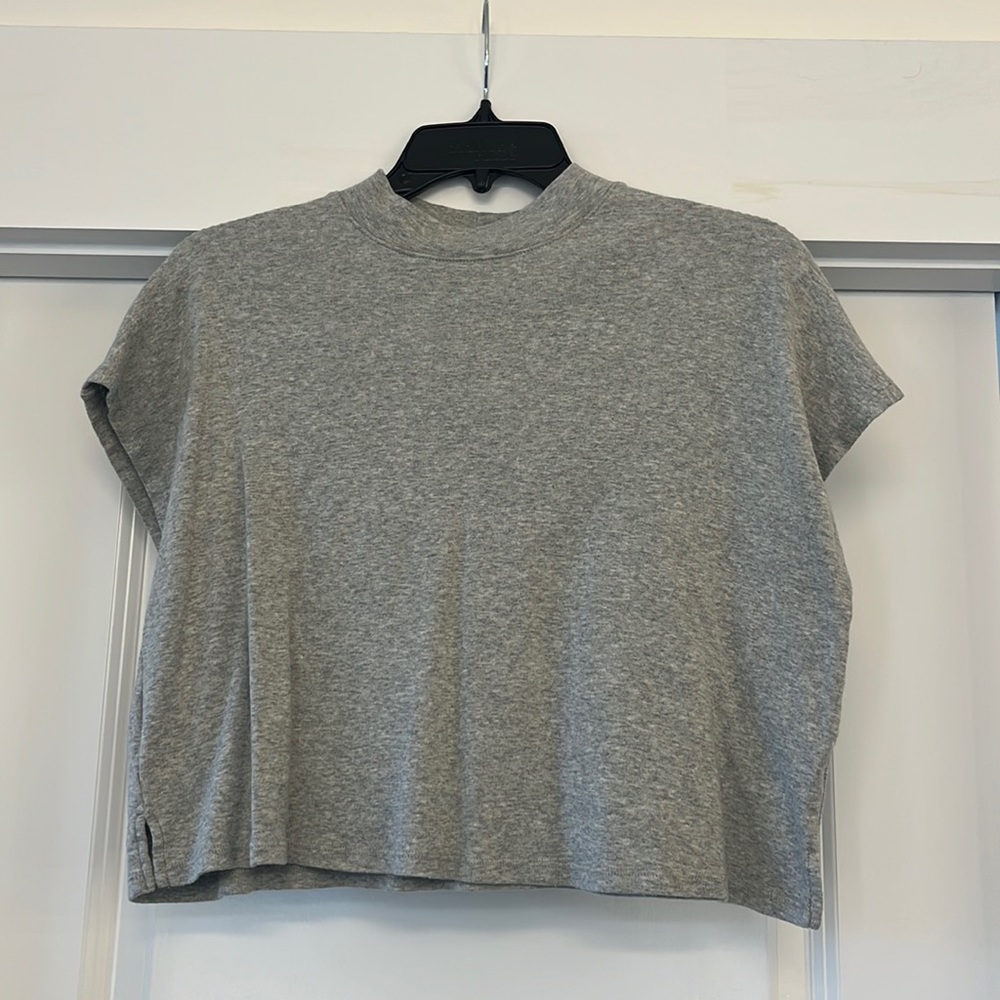 Gray cropped tee